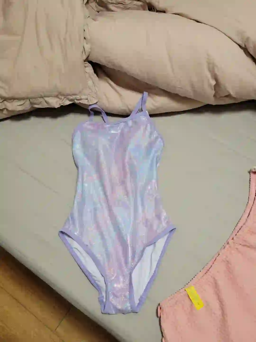 搞了件闪亮亮泳衣