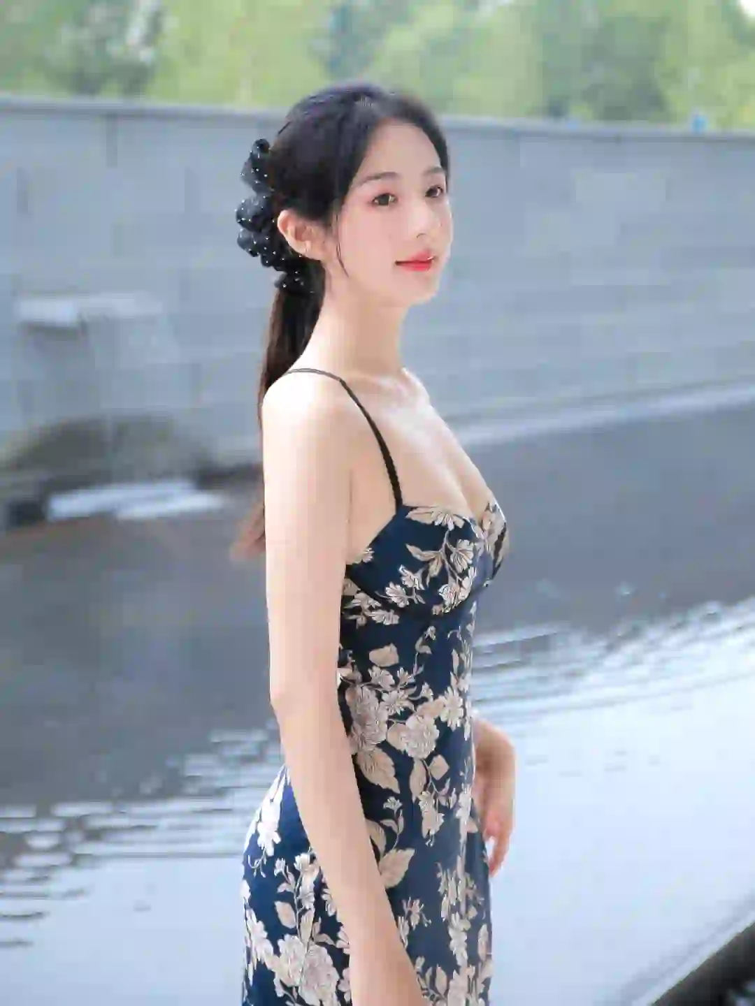 清冷贵气千金和她的吊带裙