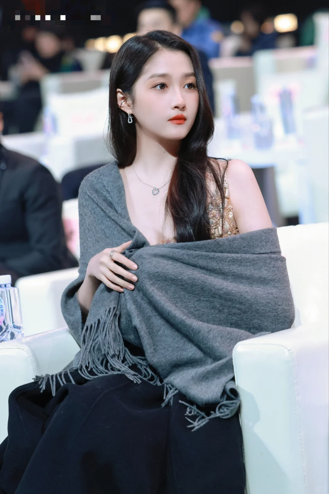 关晓彤穿高开叉透视性感长裙，绝美？