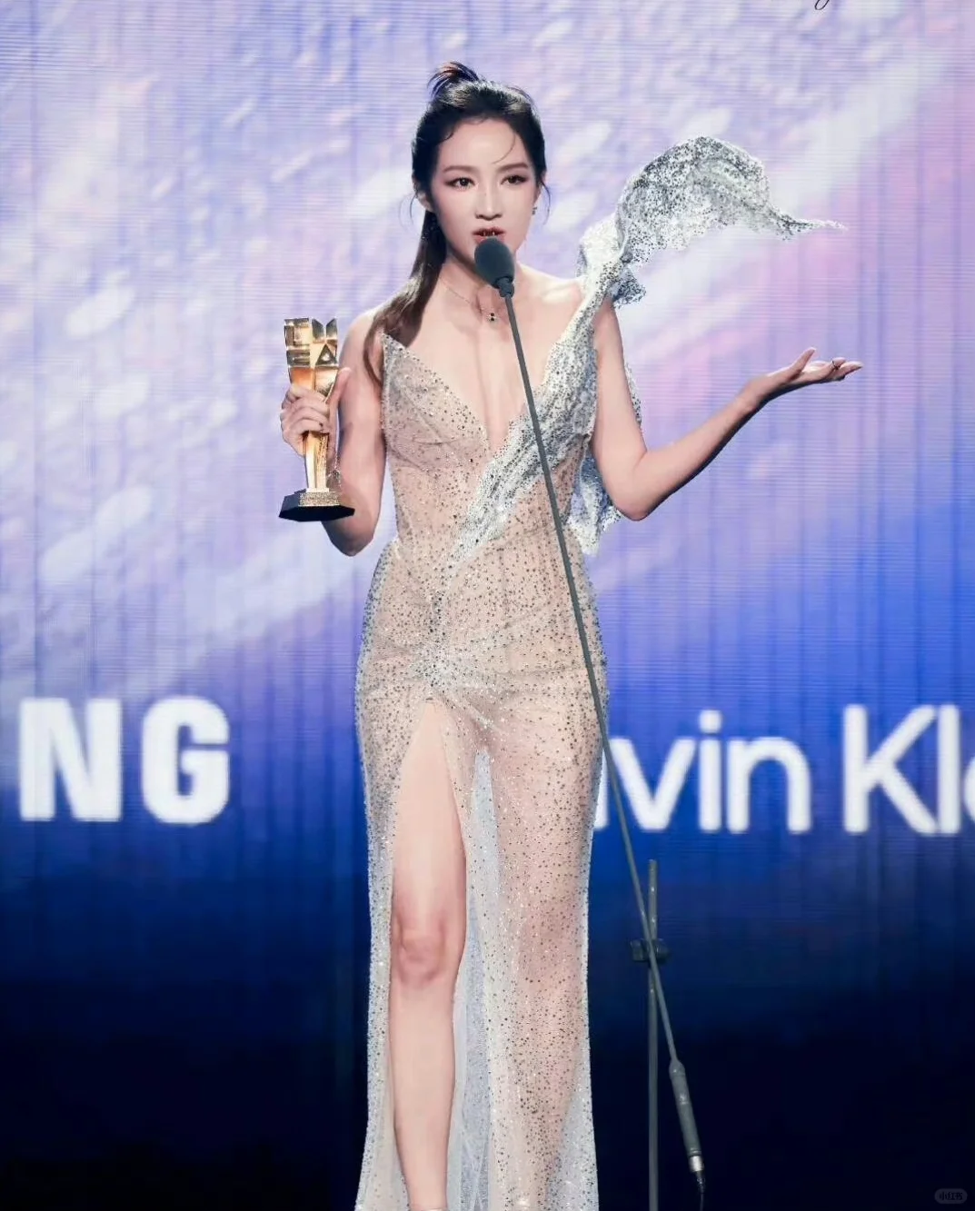 孟佳,这透视深V长裙太性感太拉风了,爱了