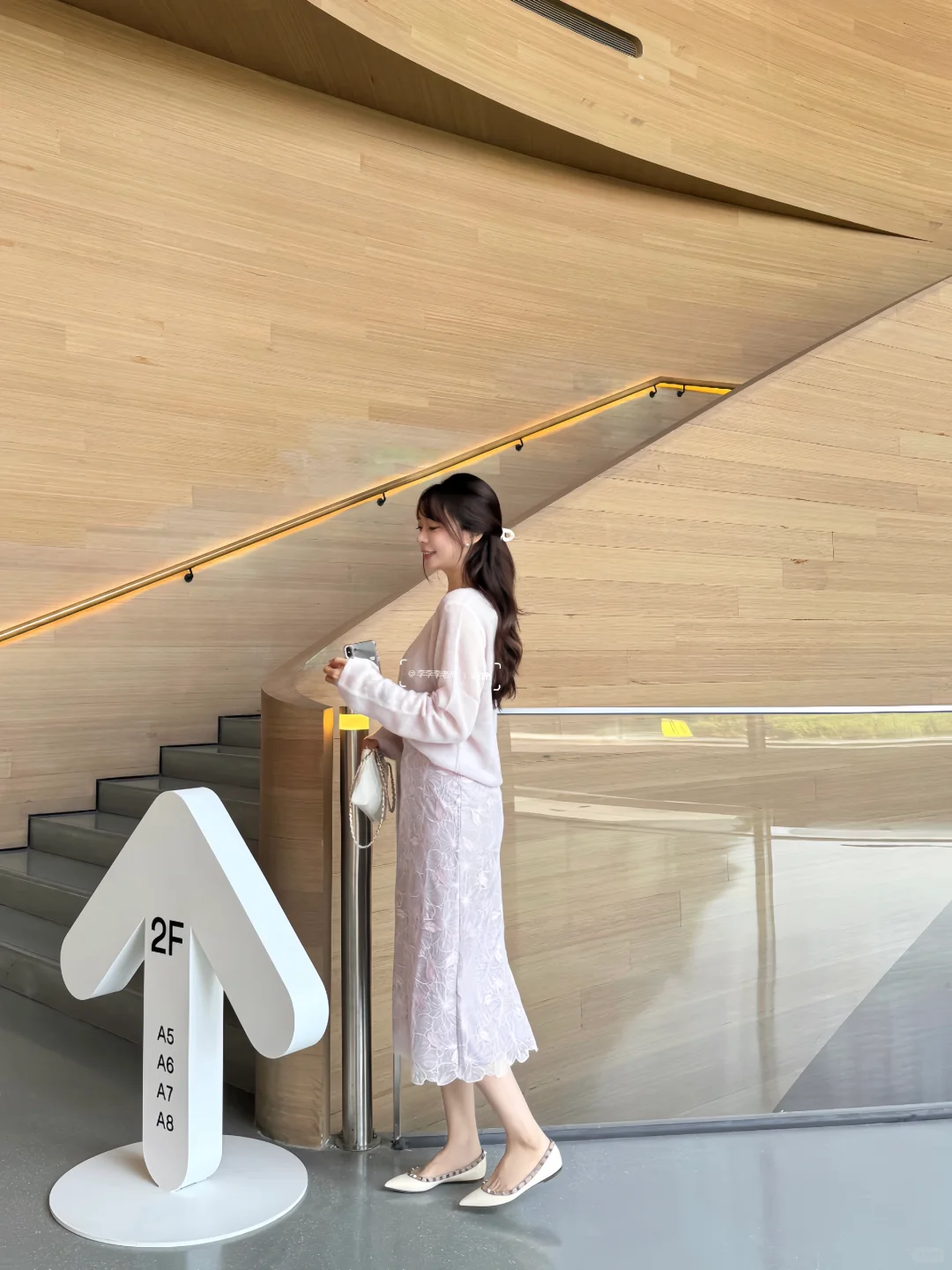 紫色很有韵味💜老师看展穿搭