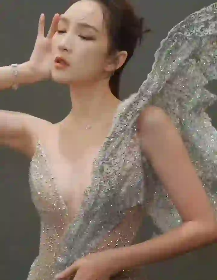 孟佳,这透视深V长裙太性感太拉风了,爱了