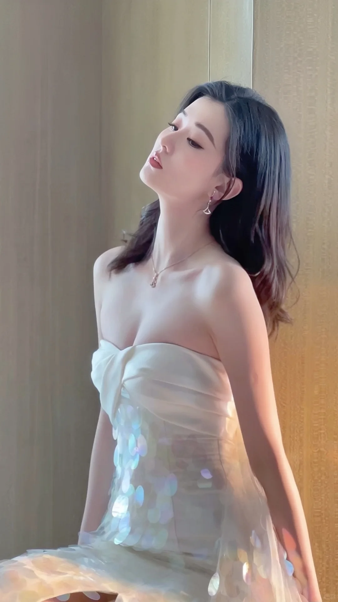 乔欣迷人造型，一袭白色抹胸裙，美丽性感