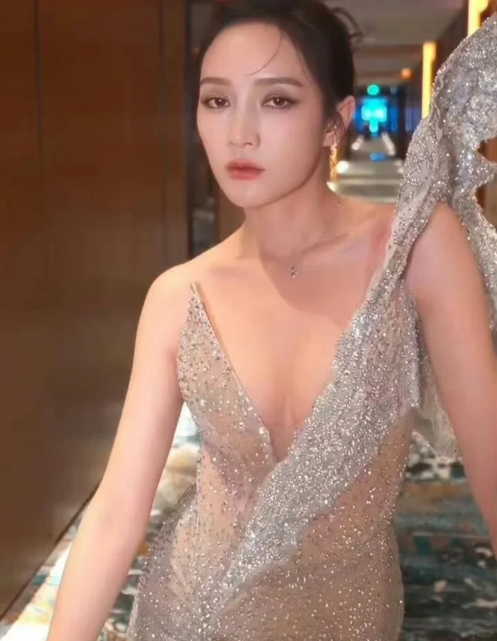 孟佳,这透视深V长裙太性感太拉风了,爱了