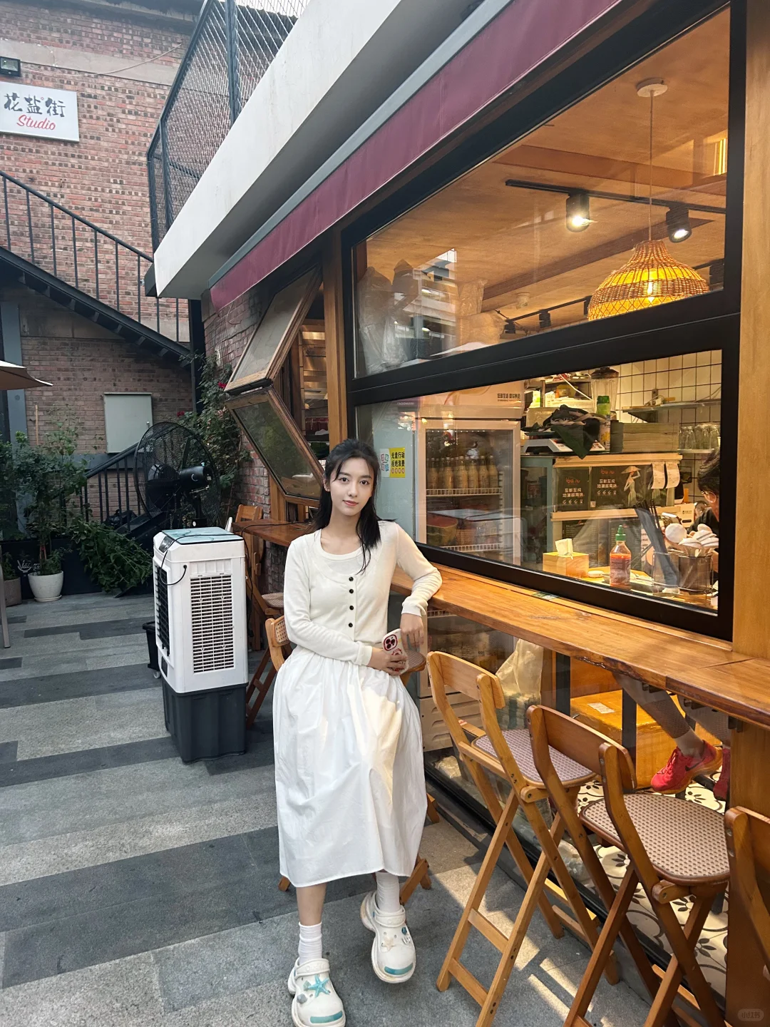 朋友说我穿上白裙…变淑女了…