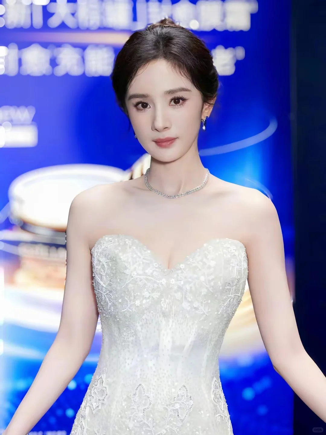 难顶！杨幂透视人鱼裙绝美腰臀谁看了不迷糊