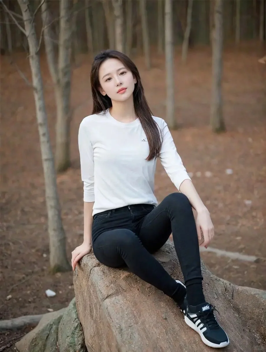 牛仔裤搭配黑色t恤，尽显女人曼妙身材