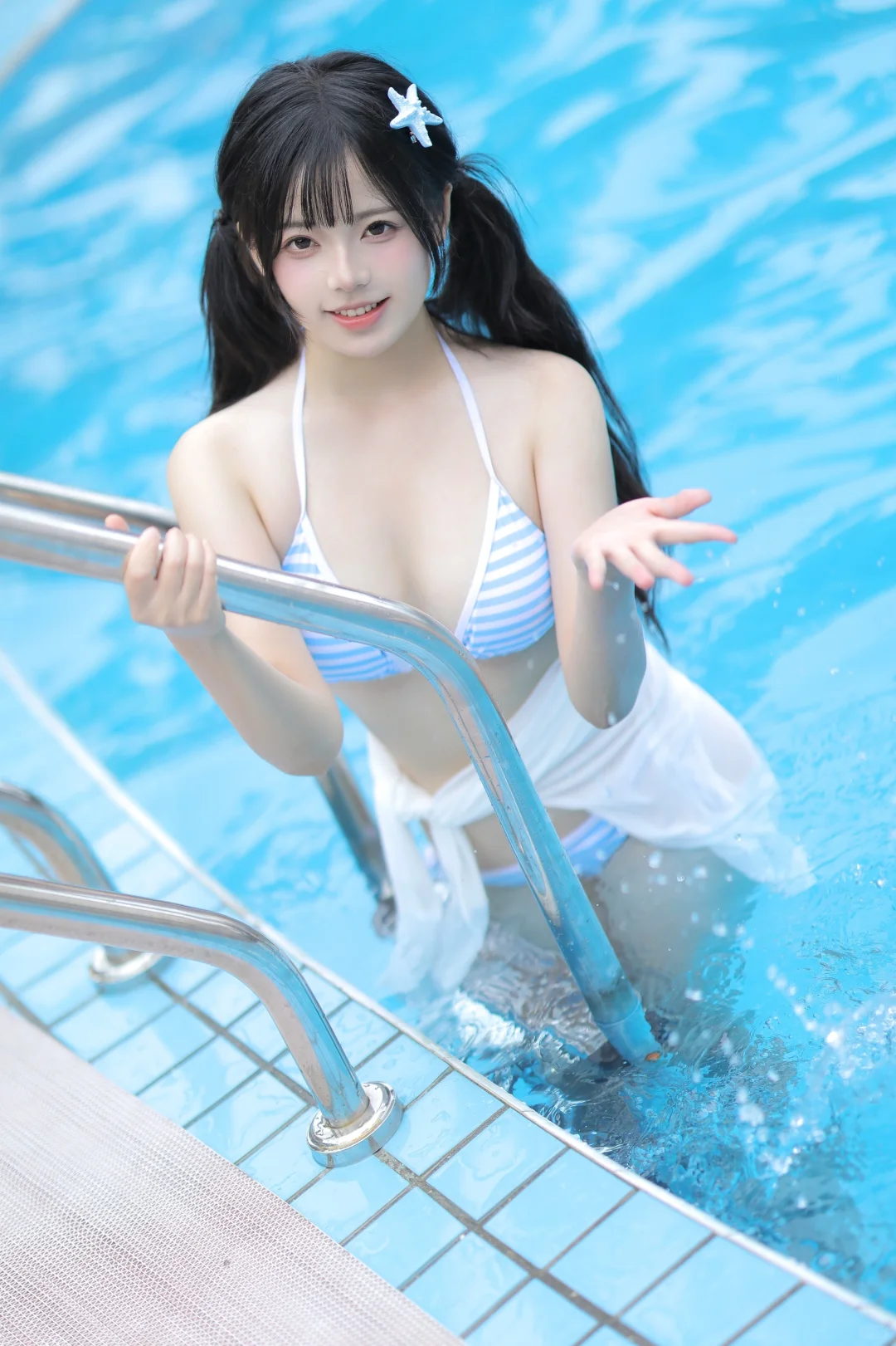去不了海边🏖️那就来蓝色泳池里降降温啦！