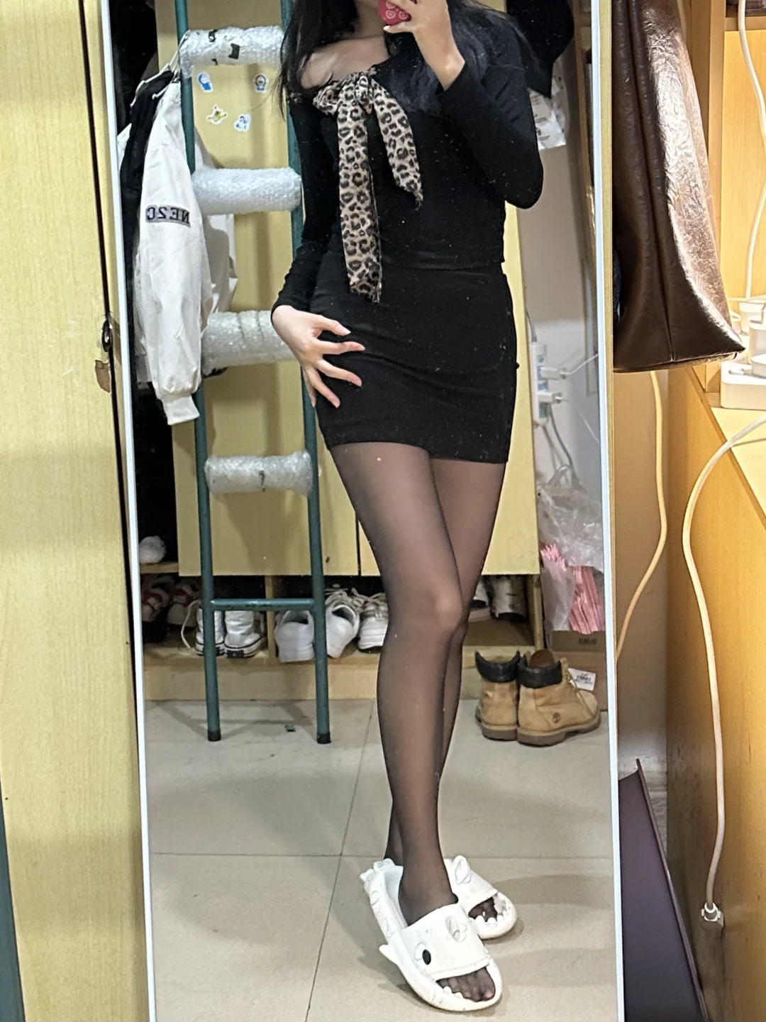 研一女大学生第一次尝试穿高跟鞋