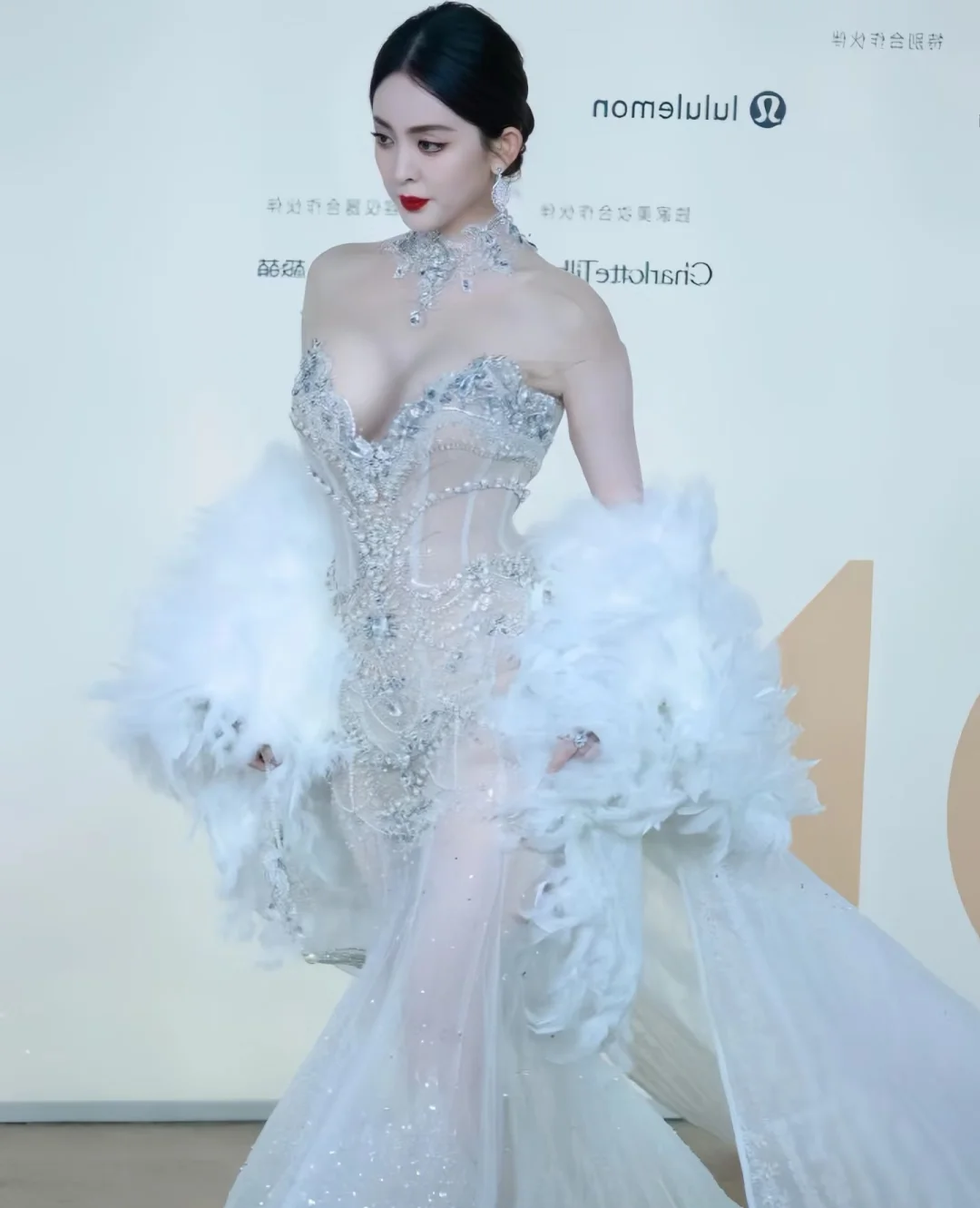 古力娜扎，白色透视裙，太美太吸睛了！