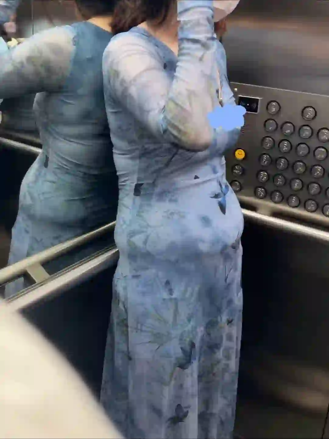 电梯看到的，瞬间对网红穿搭失去了兴趣...