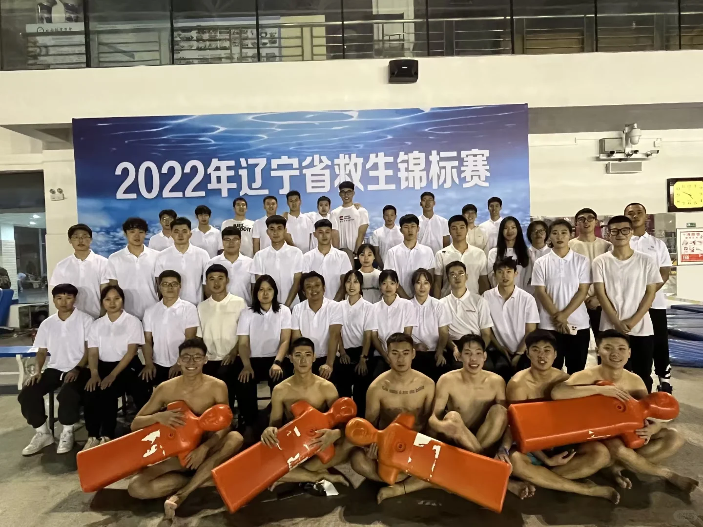 00后女研究生在青岛当游泳教练
