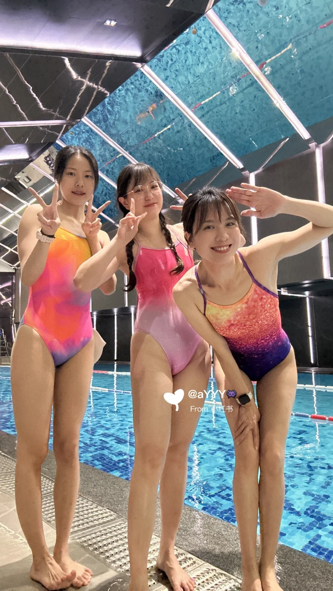 春天当然要跟美女泳搭子约游泳啦～