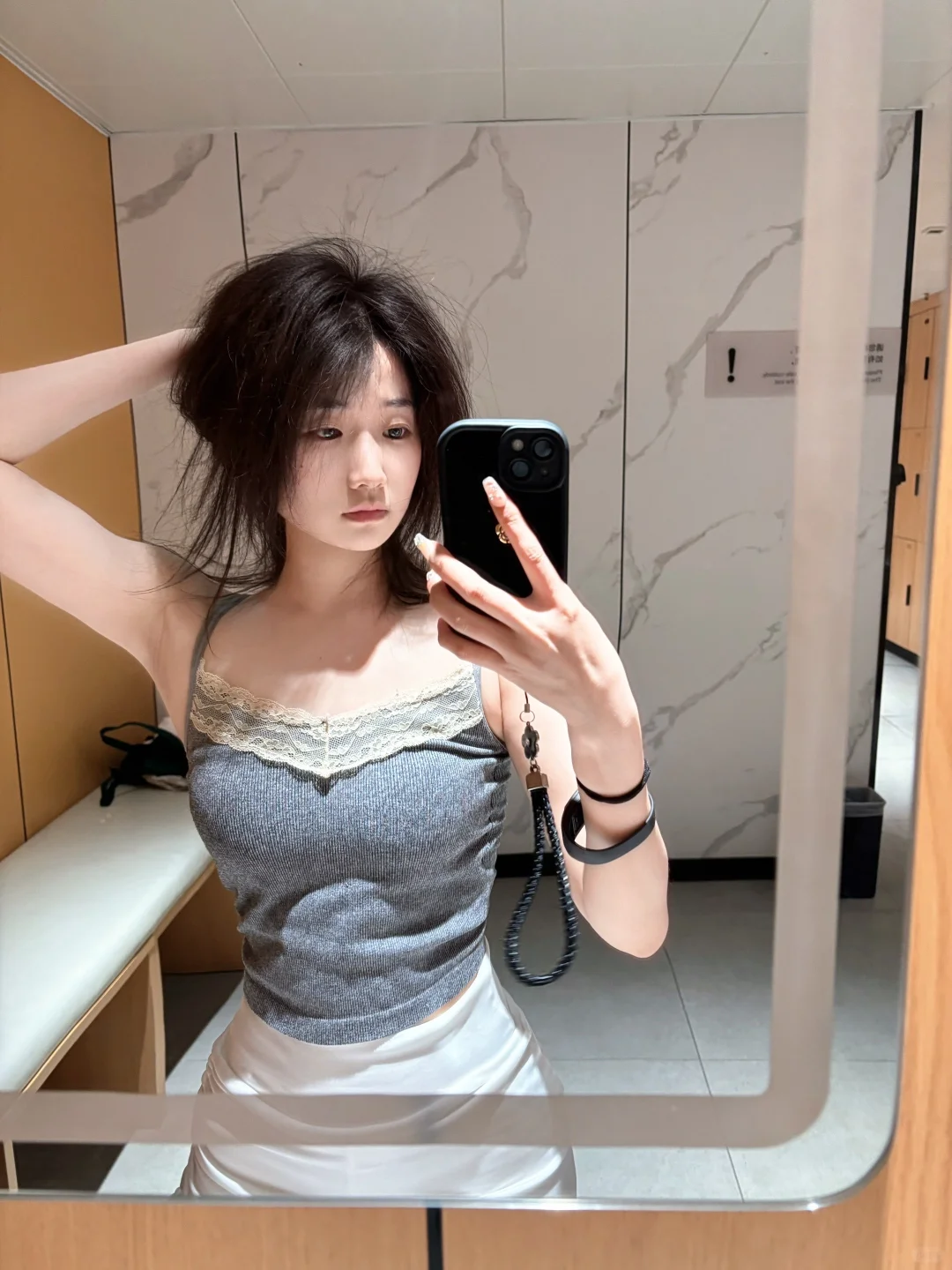 游个泳吧！黑色的泳衣好好看！