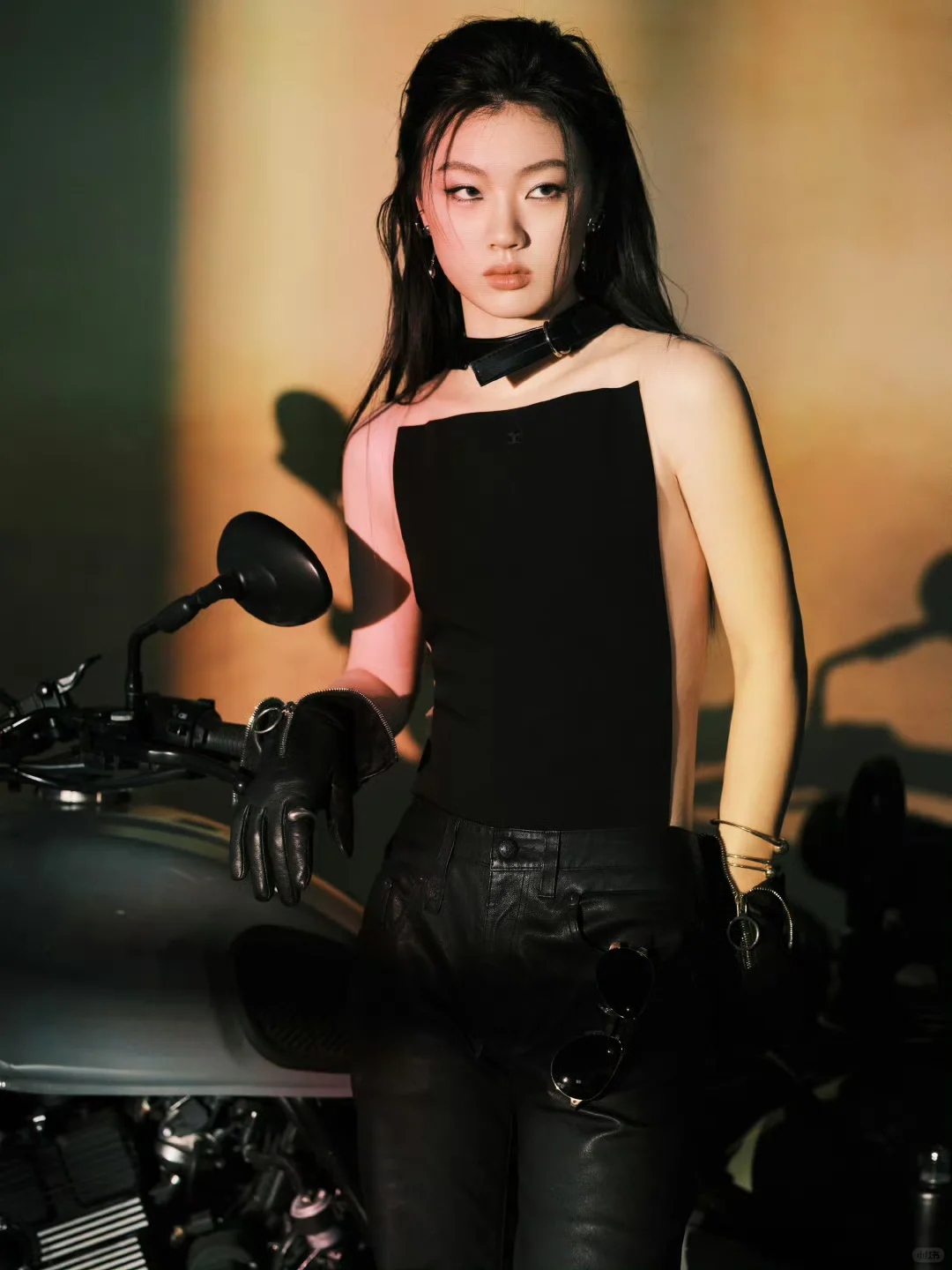 这光打的和没穿有什么区别 酷中带点小性感