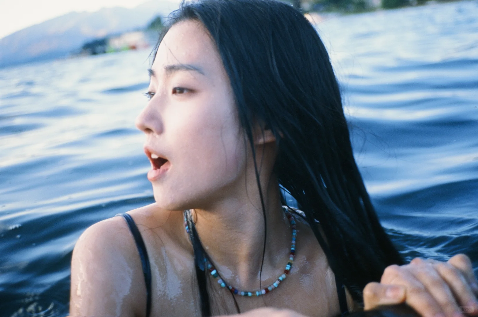 有位女子要在冰水里游泳