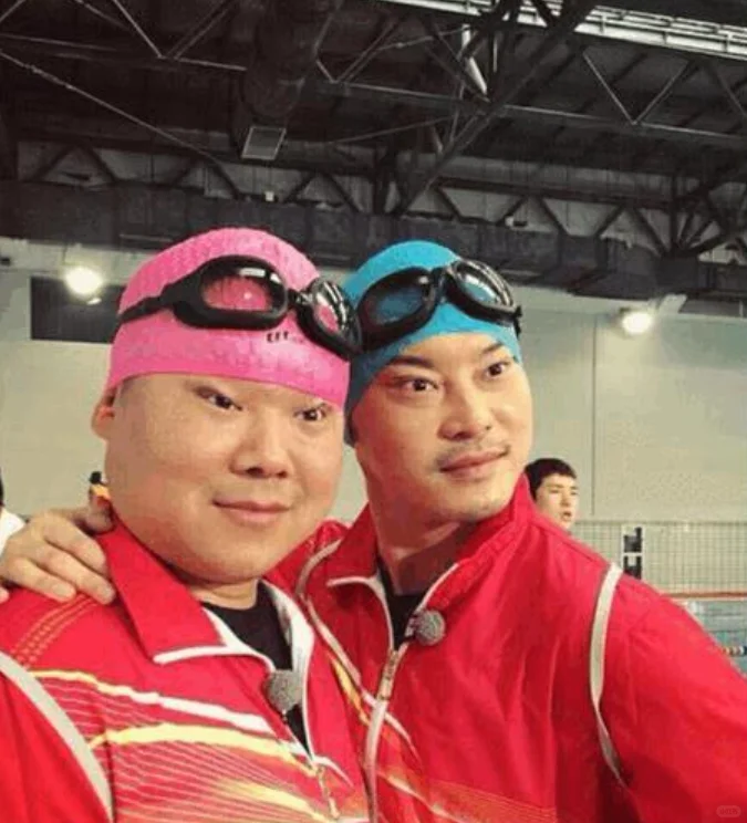 我以为我戴上泳帽的样子VS实际上