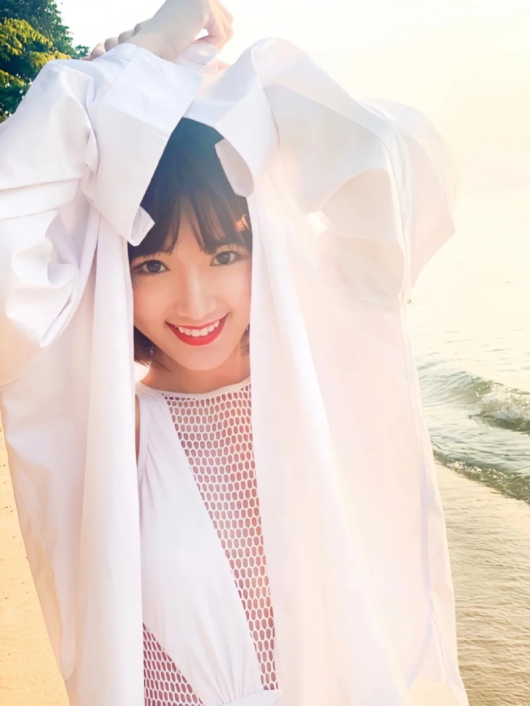 甜美又灵动，毛晓彤海边大片！