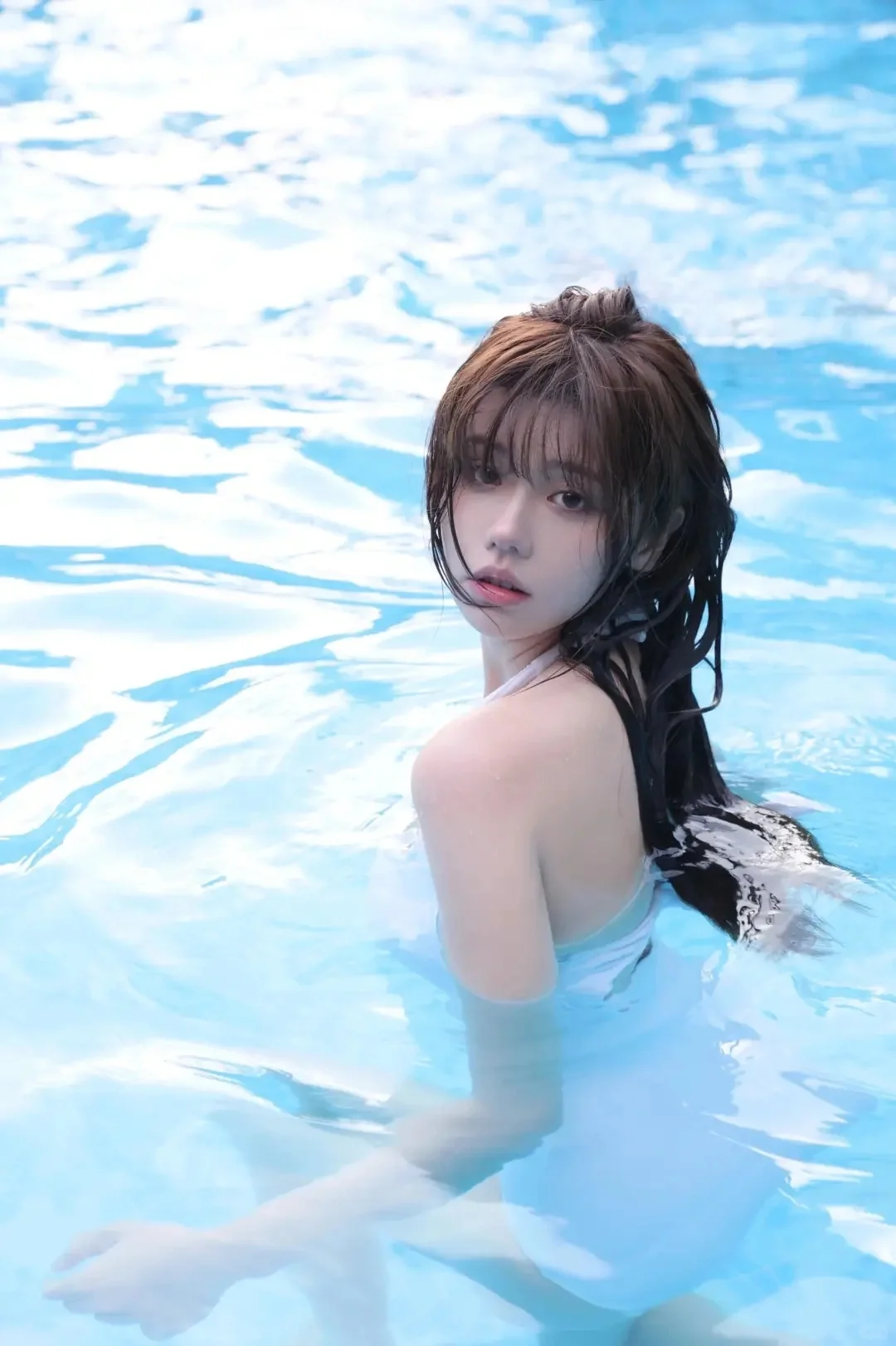 泳池美女写真