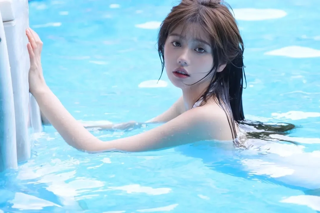 泳池美女写真