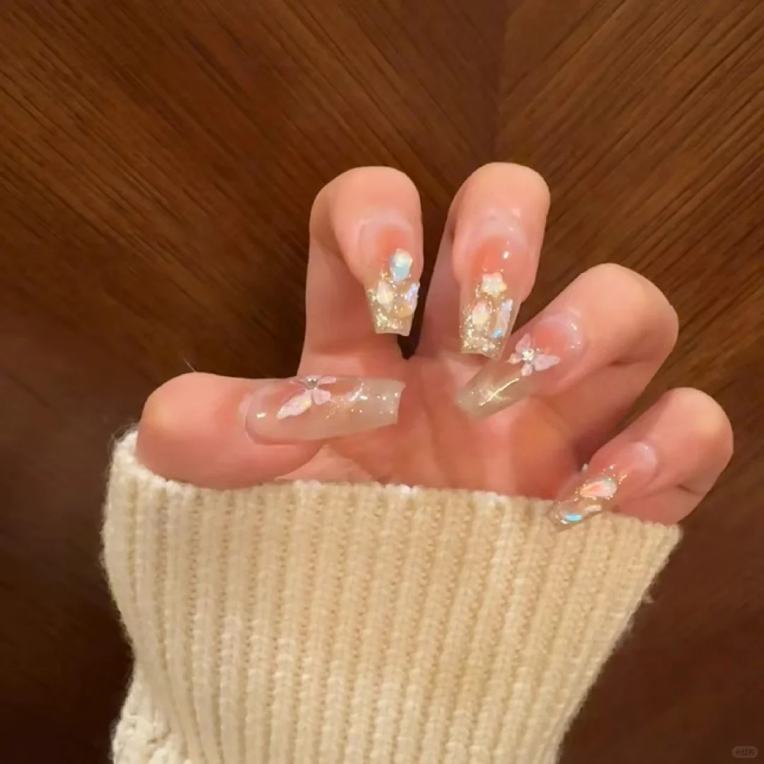 🦋夏日新宠！蝴蝶贴钻美甲，秒变腮红甜妹