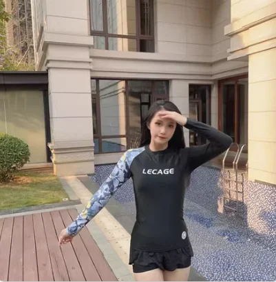 适合微胖女生的保守泳衣--