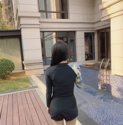 适合微胖女生的保守泳衣--