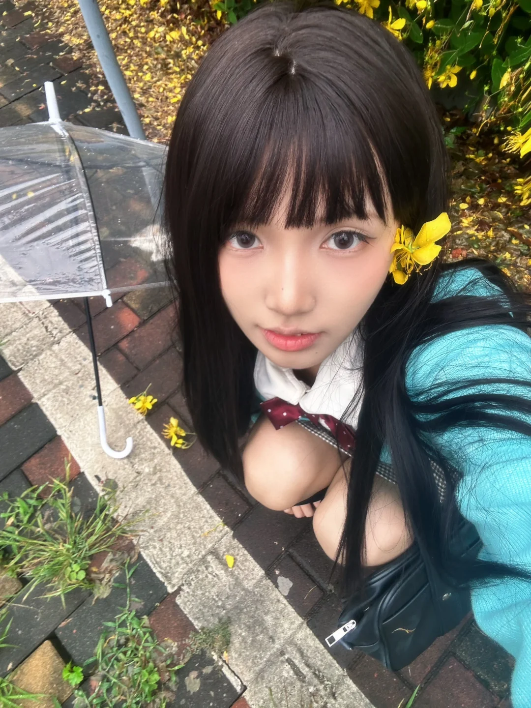 下雨天偶遇一处小黄花🌼