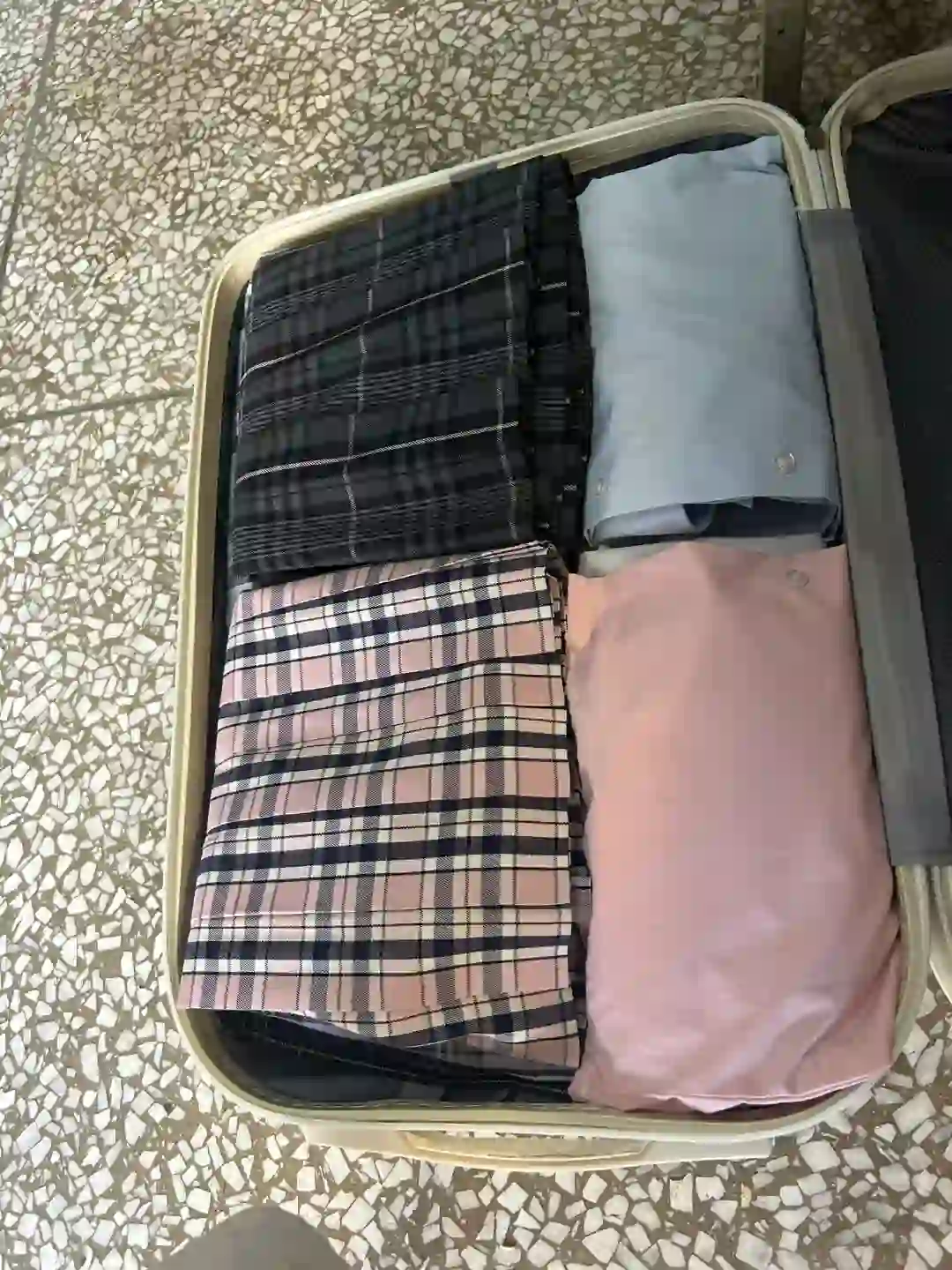 光是制服就占了半个箱子