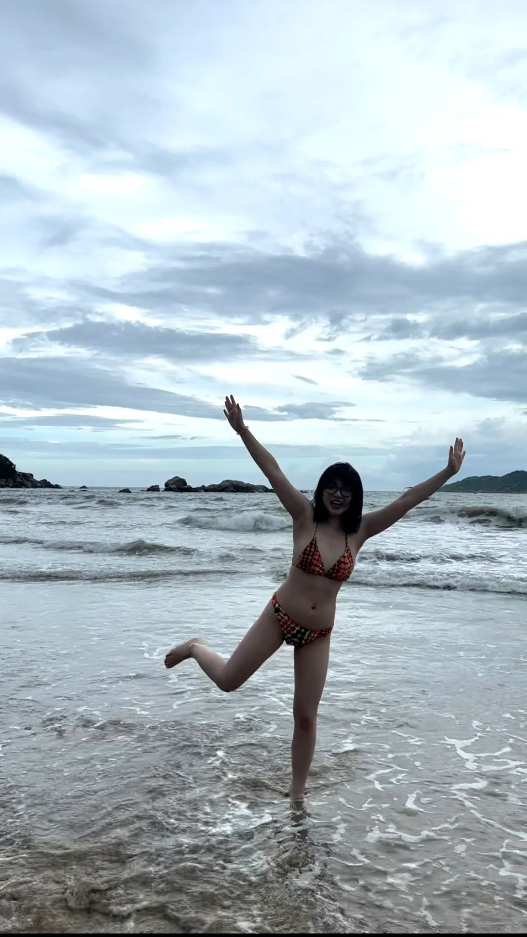 你好，海边正常穿搭无不良引导