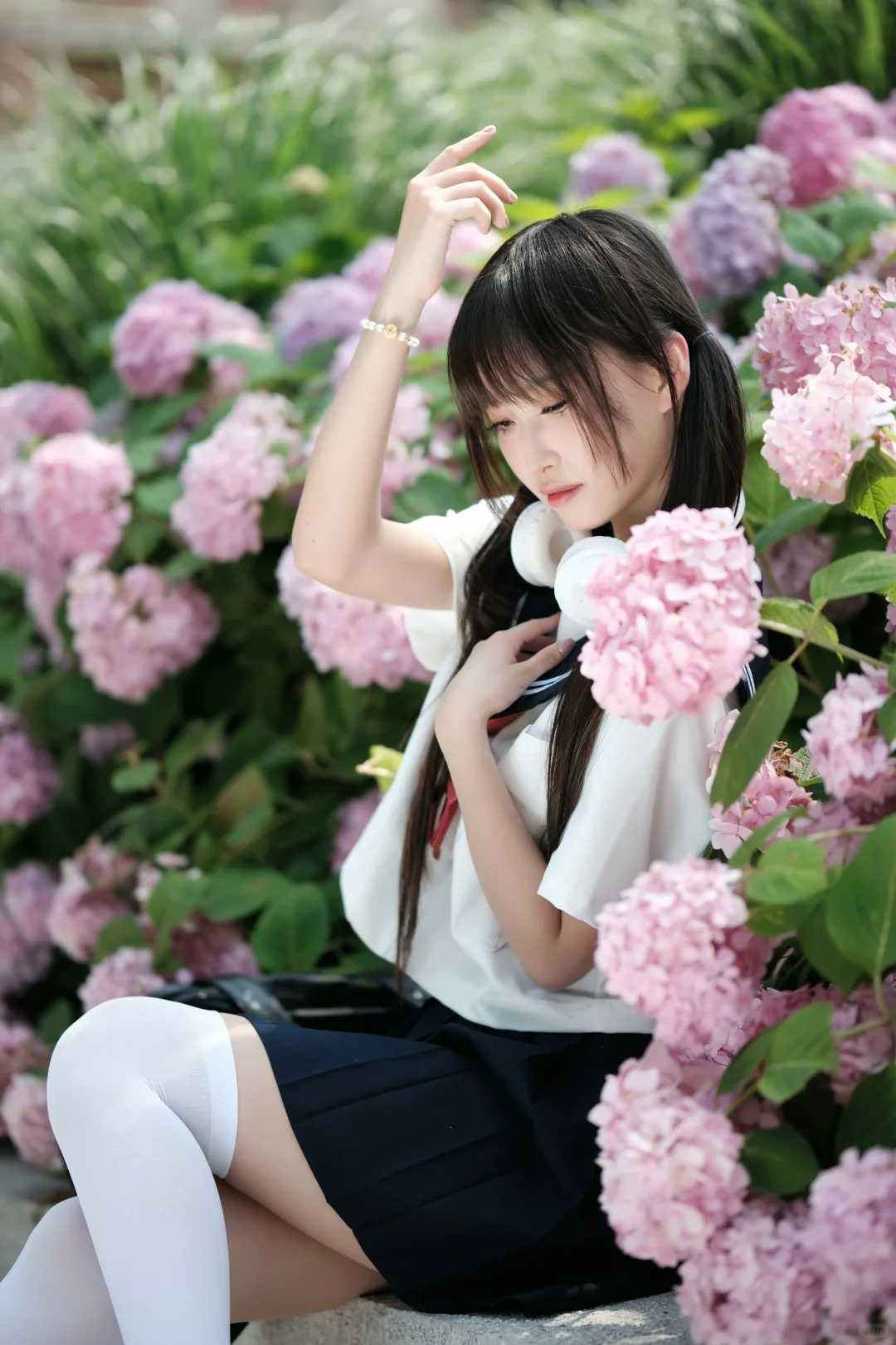 绣球花丛中的白丝jk