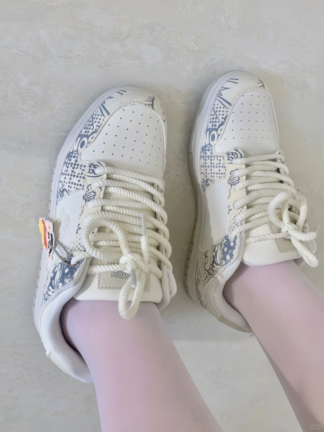 这双带小挂坠的鞋子好特别呀|分享今日ootd