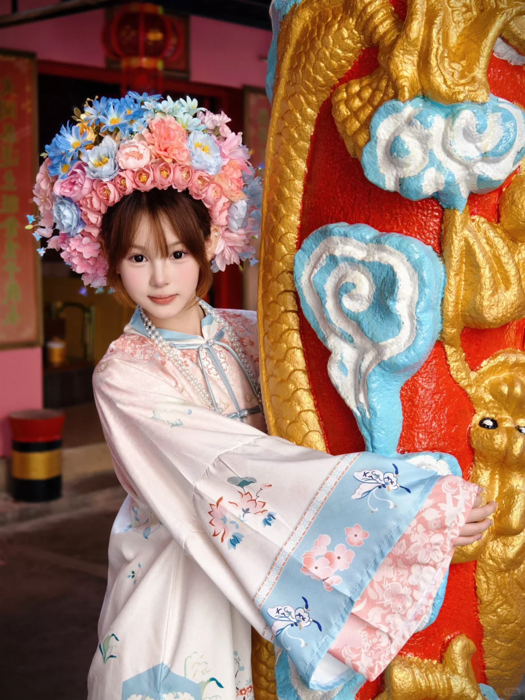 “簪花人有意，共祝年年醉”