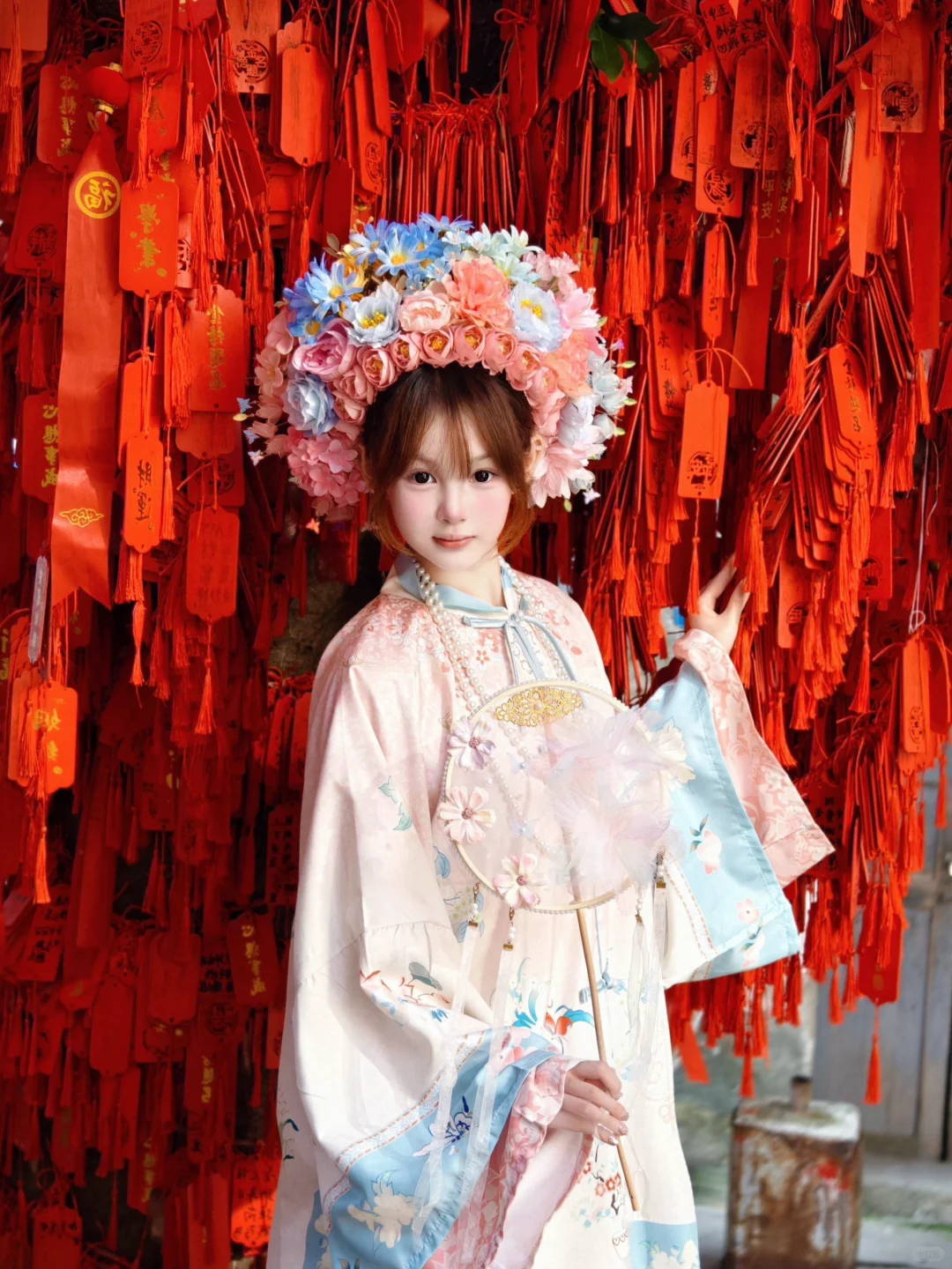 “簪花人有意，共祝年年醉”