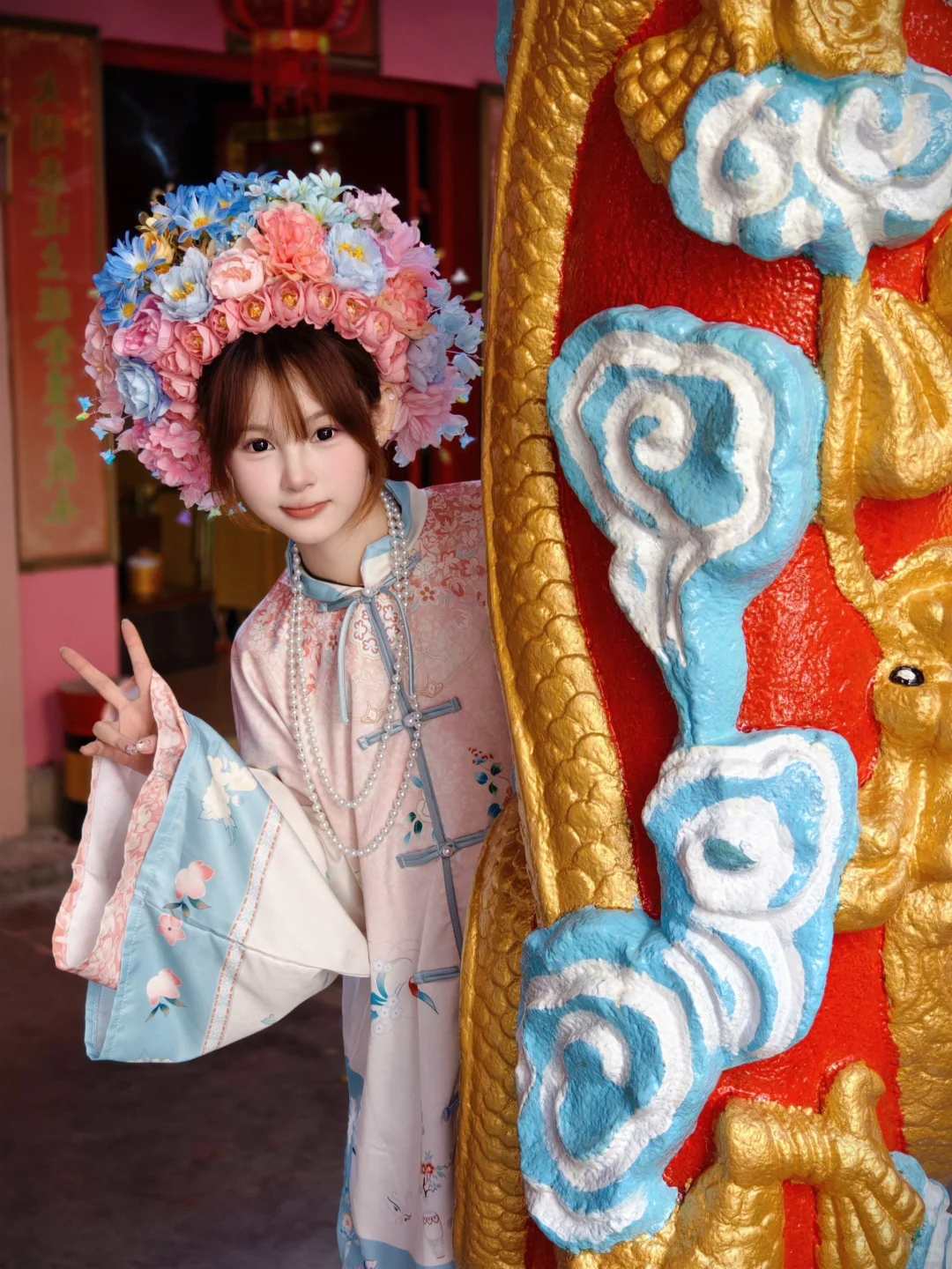 “簪花人有意，共祝年年醉”