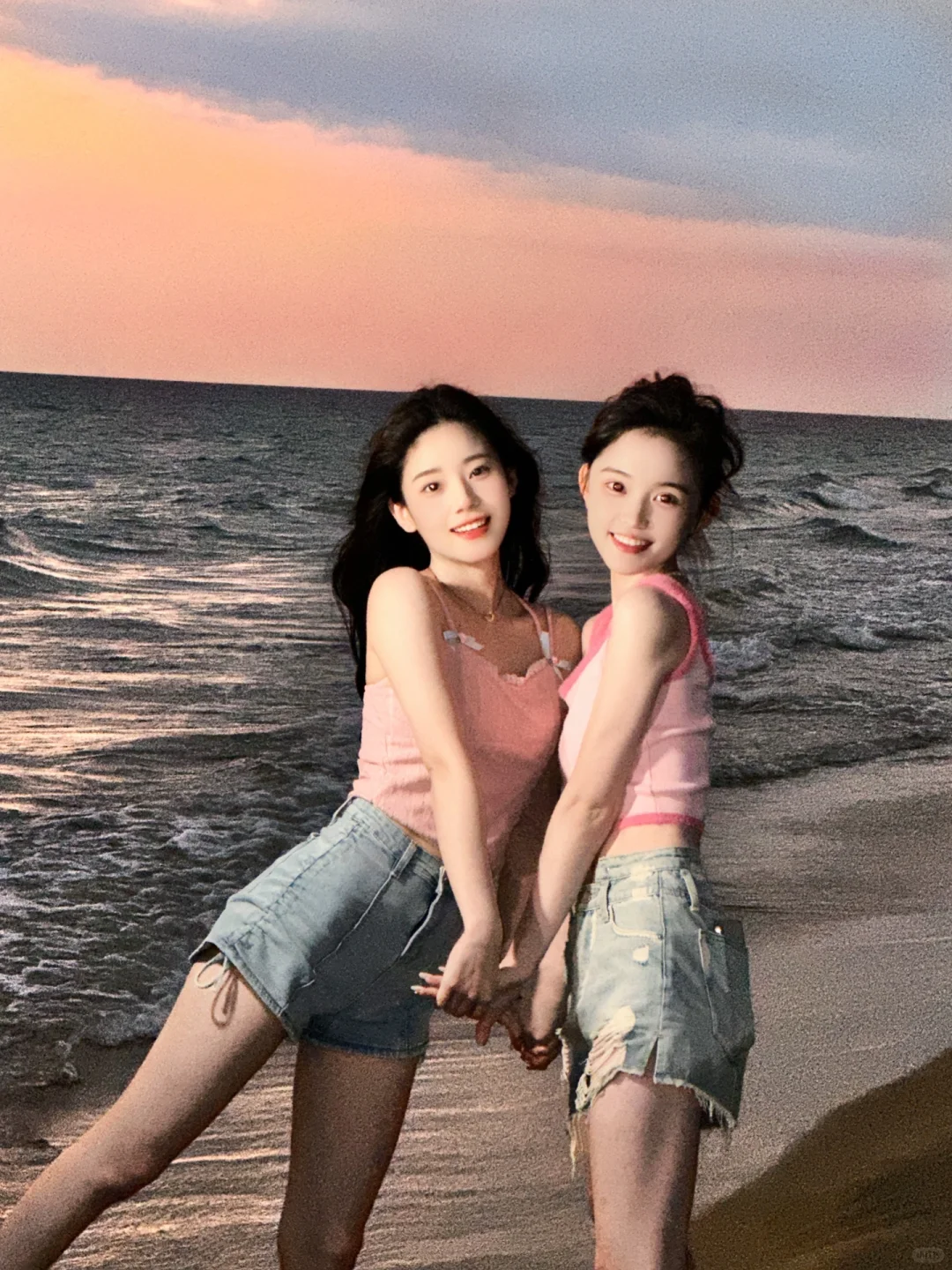 甜妹组合又出现啦｜快来码住闺蜜拍照姿势