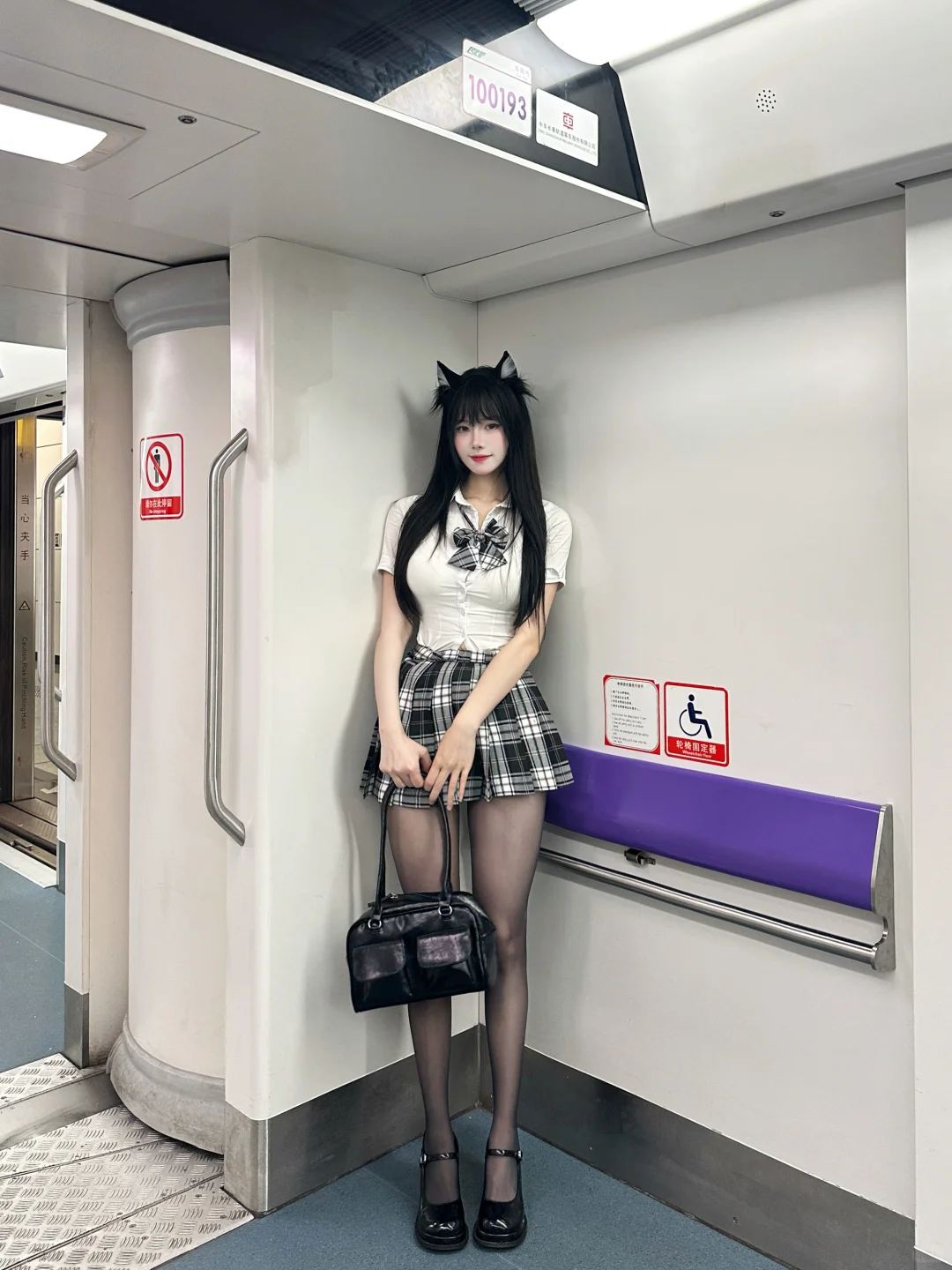 在地铁拍照📷