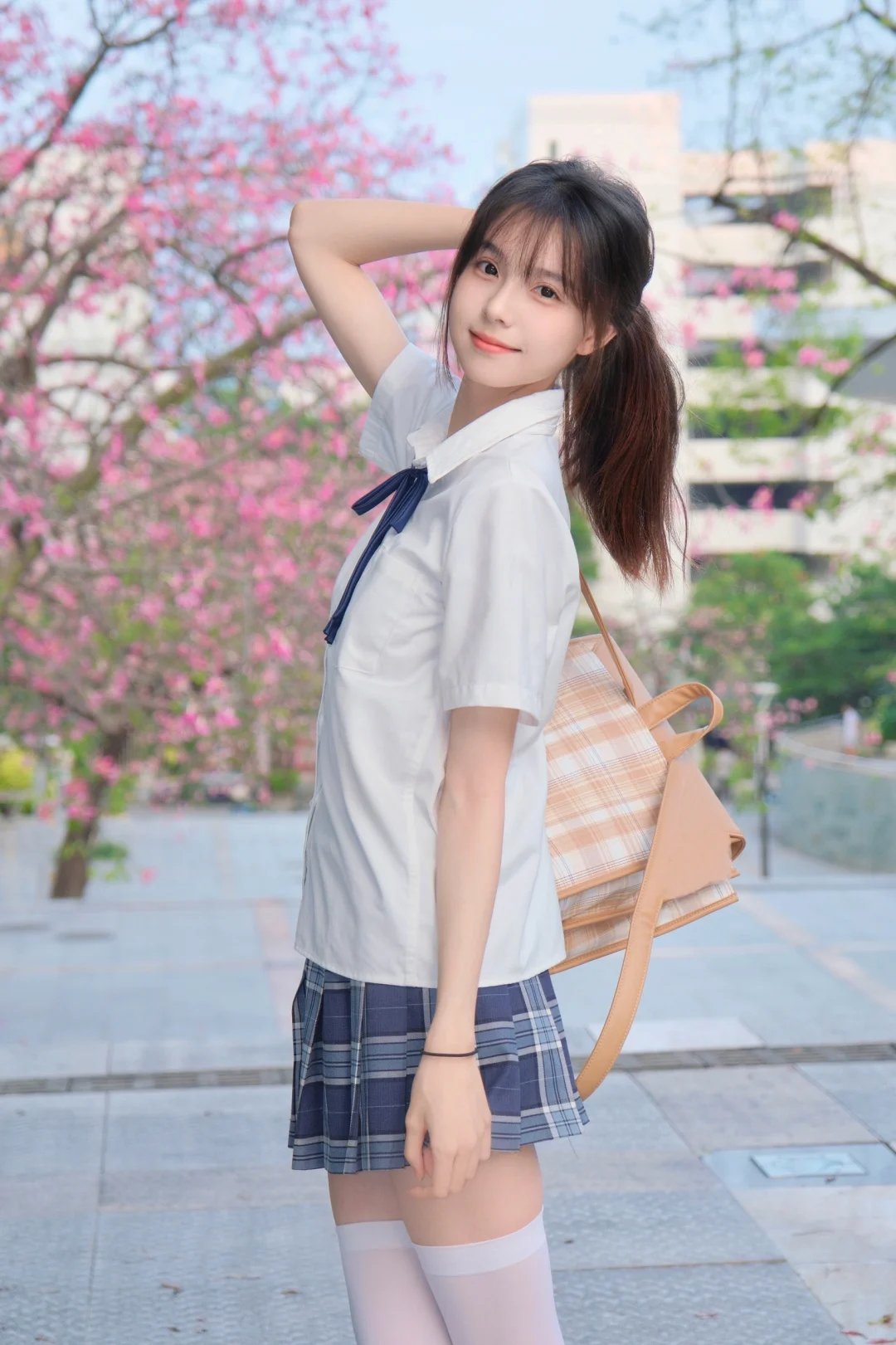 教学楼的花开了