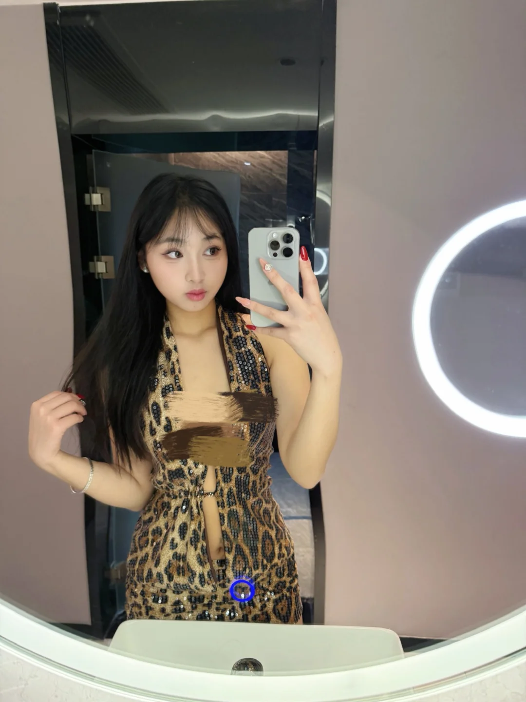左滑 帮05女大上身挂脖豹纹