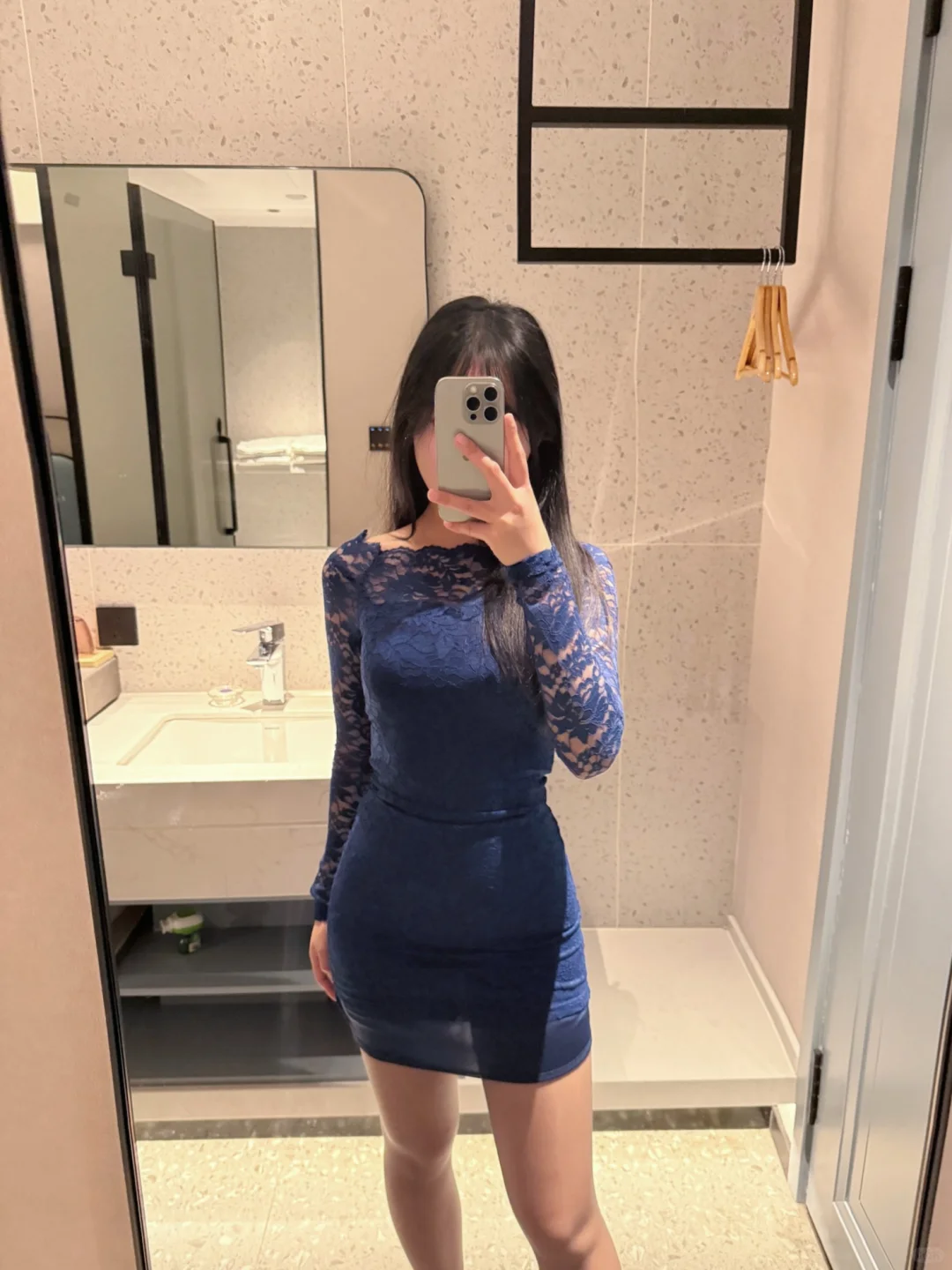 左滑 帮05女大上身蓝色蕾丝包臀