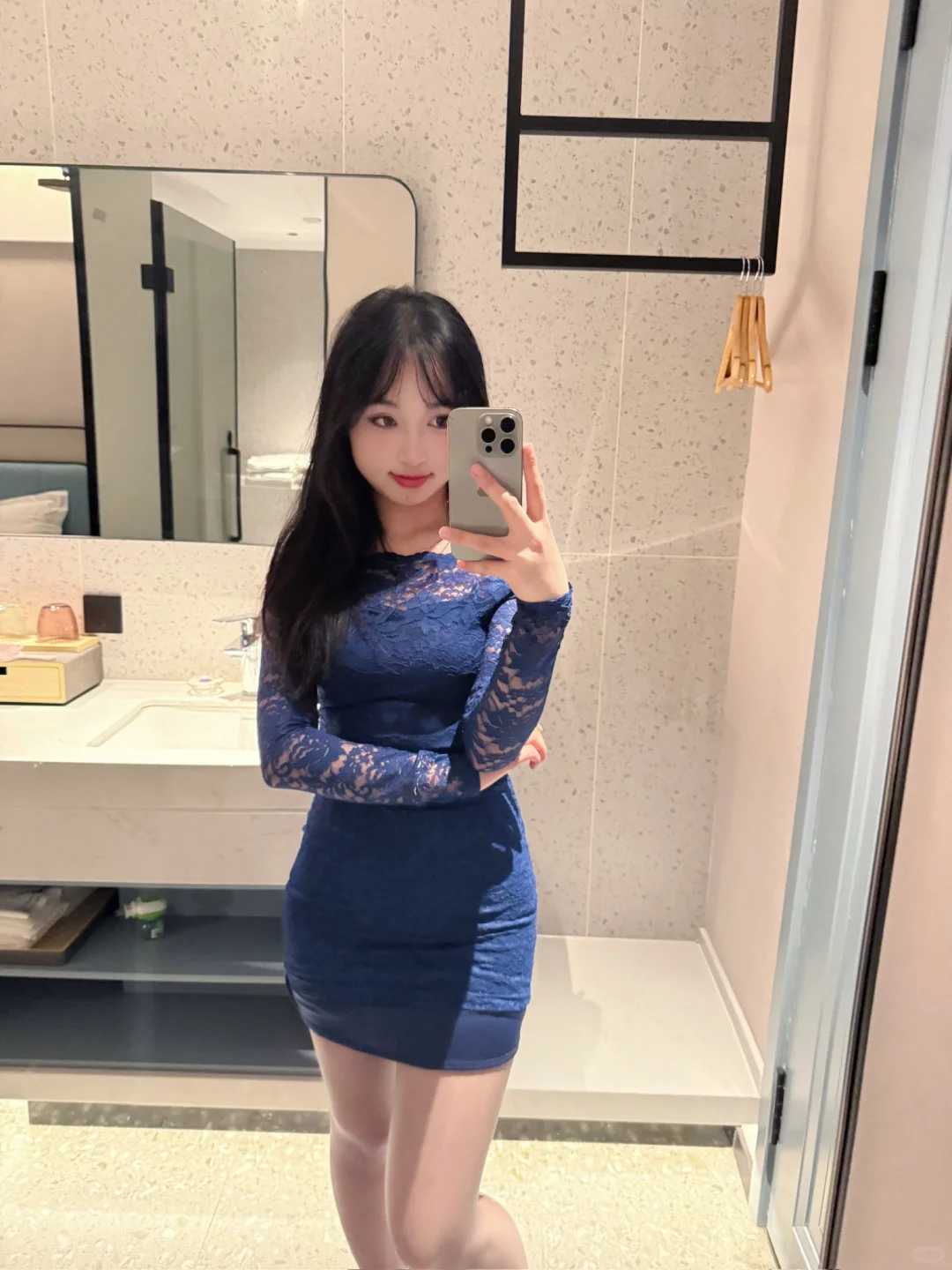 左滑 帮05女大上身蓝色蕾丝包臀