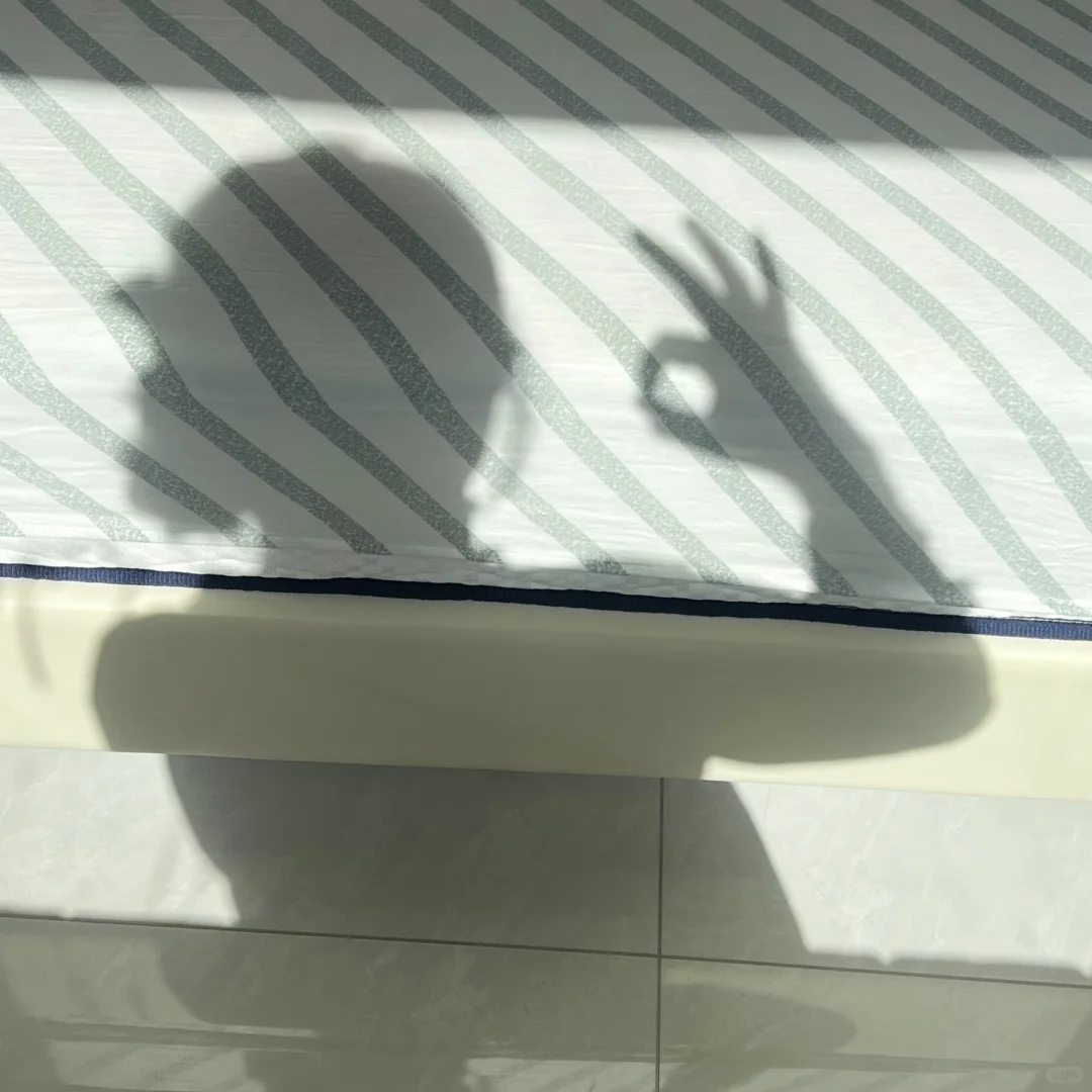 坐在飘窗晒太阳看书的快落