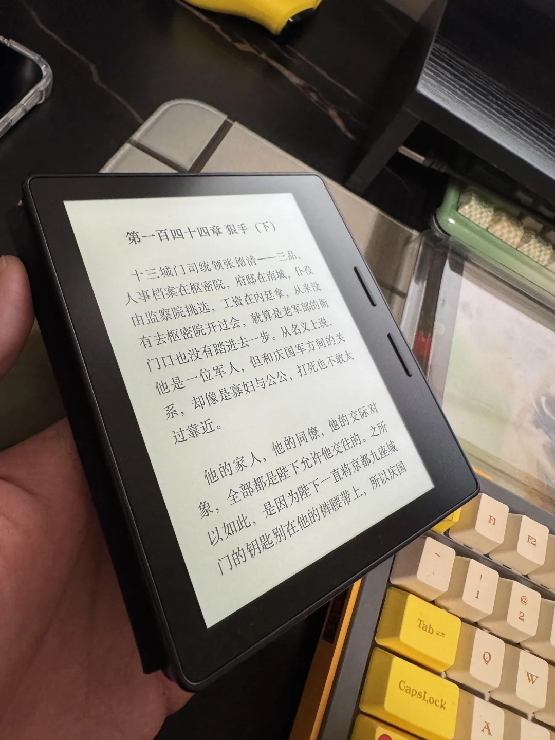 kindle用手机相机放大看有小黑点和残影