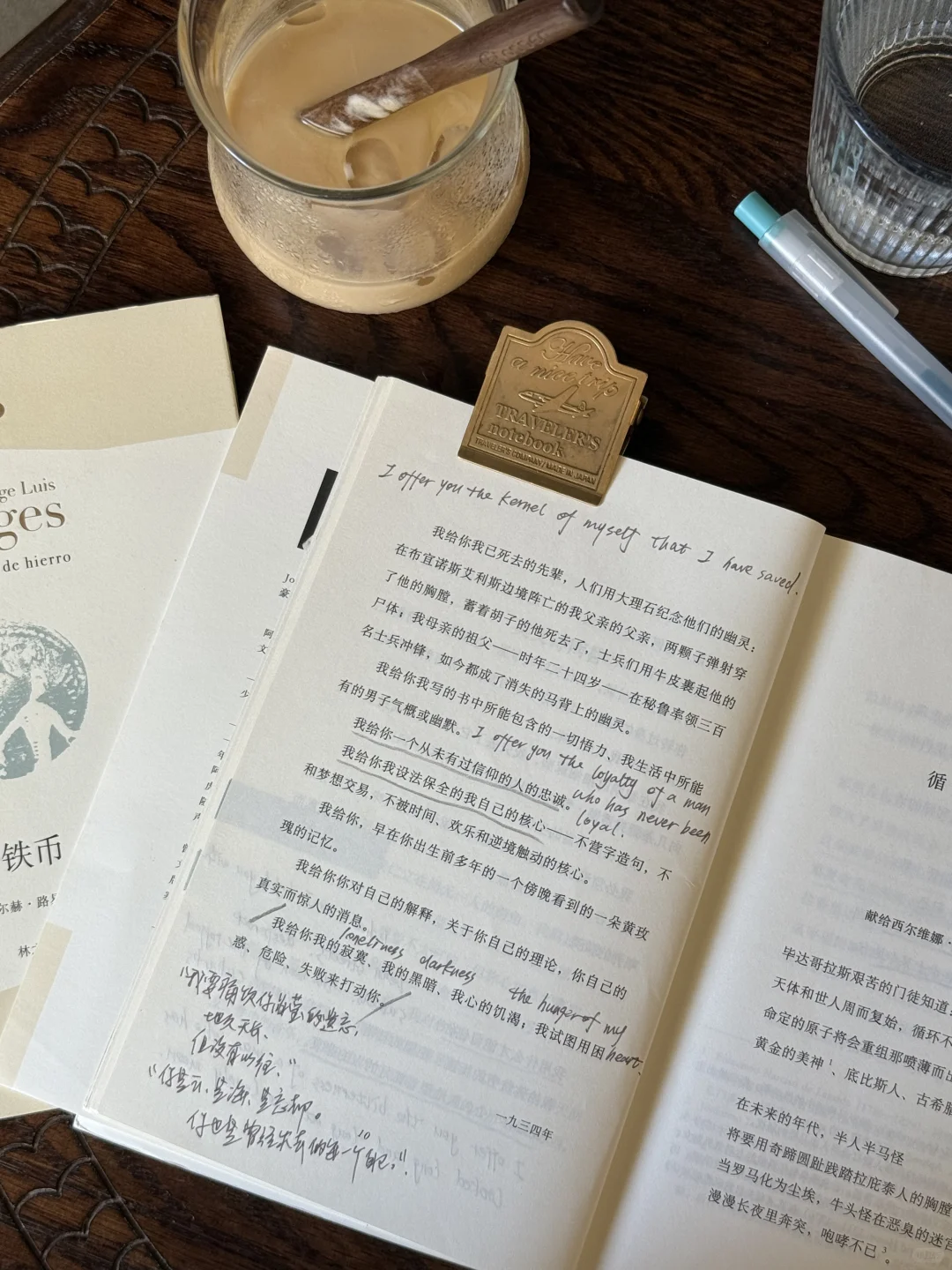 “独自坐着多好，只有咖啡、文字和我自己。”