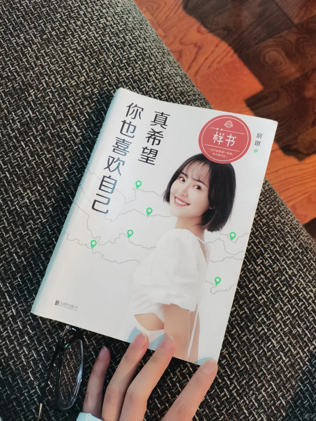 我越来越发现：人一定要大量看书、多看书
