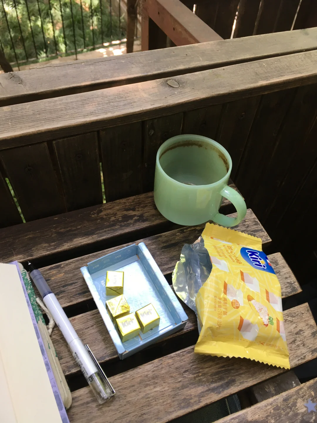 她的周末，独处、读书、晒太阳，平静也自由。