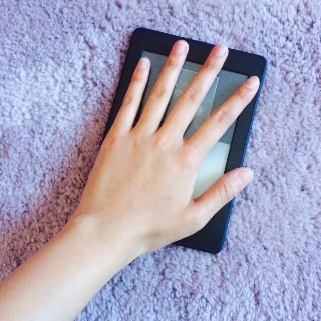 早就听说kindle很好用 身边很多朋友也都在用 但一直没想要买 直到有天去吃拉面 排队的时候朋友从大衣口袋里掏出一个k