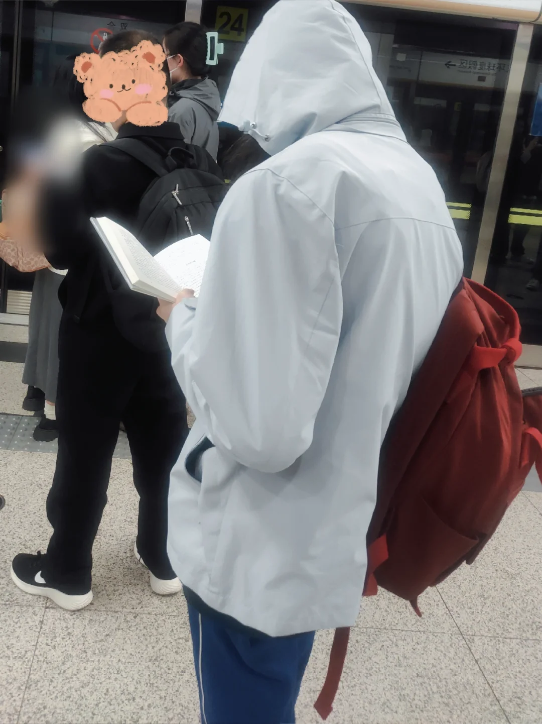 北京地铁读书人：读是一种幸福，行动即答案