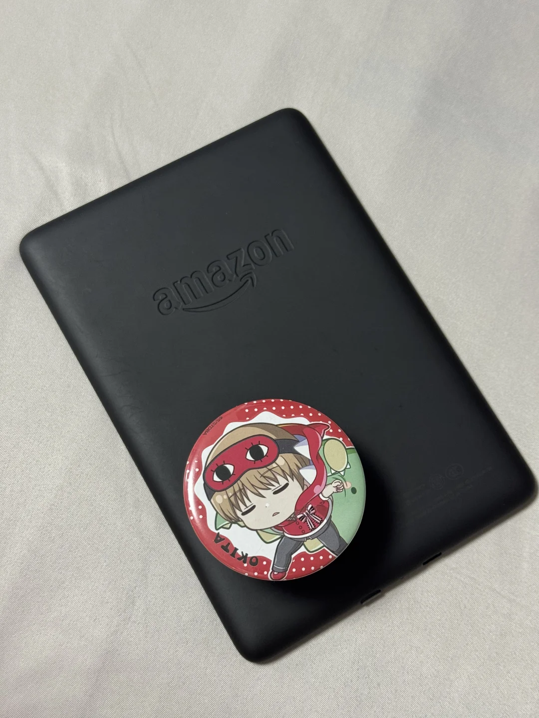 把不用的吧唧做成kindle支架