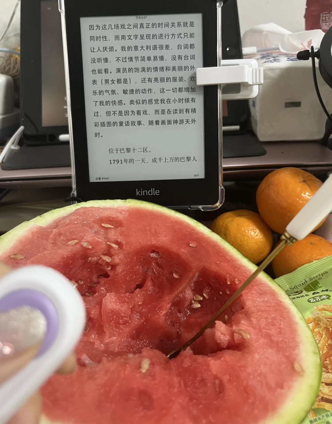 发现电子书重要优势：可以躺着吃东西看